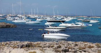 Un vessament de combustible obliga a tancar part de la platja de ses Illetes
