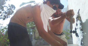 Els treballadors de l’Hotel apaguen focs aïllats