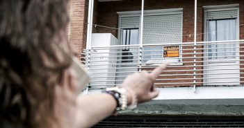El lloguer turístic en plurifamiliars ja és legal però caldrà esperar un any per aplicar-lo