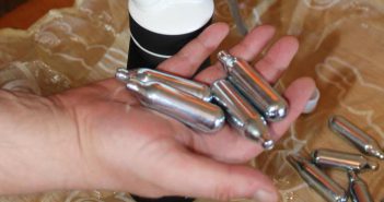 Detingut un home a Sant Antoni amb 23 capsules del gas del riure