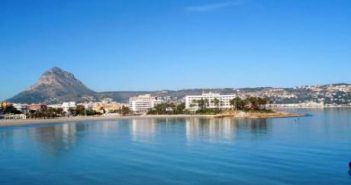 Un home naufraga as Vedrà i arriba a Xàbia en una neumàtica