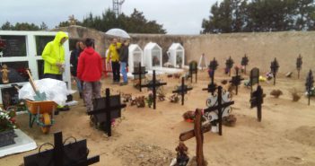 Inici de les exhumacions al cementeri de Sant Ferran