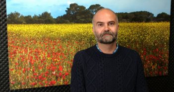 «Jo em ric o jo ric?» Sobrevivim al català amb Carles Torres