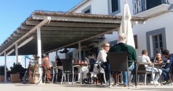 Els bars de Formentera hauran de tornar a sol·licitar l’autorització per muntar terrassa