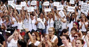 Cambreres de pis: «la vaga segueix en peu»