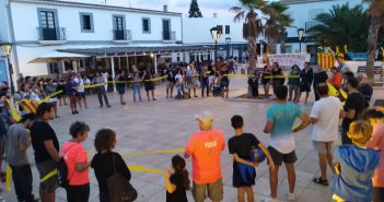 Mig centenar de persones demanen l’alliberament dels presos catalans a Formentera