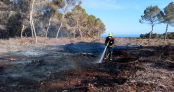 Una crema de residus forestals descontrolada provoca un petit incendi as Cap