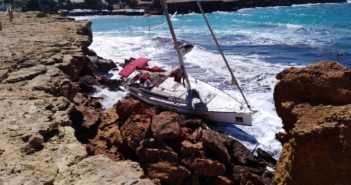 Un veler de lloguer s’estavella contra les roques a cala Saona