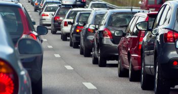 El Parlament debat sobre la limitació de vehicles a les Balears arran del cas de Formentera