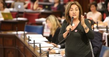 Picabaralla al Parlament entre Fanny Tur i Antonio Gómez pels presos polítics