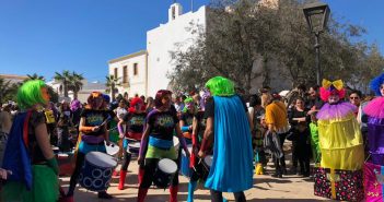 Centenars de formenterers gaudeixen d’un Carnaval orfe de carrosses