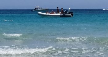 La falta de l’abalisament litoral redueix distàncies entre embarcacions i banyistes