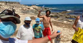Enretirats quatre quilos i mig de microplàstics del racó de ses Canyes