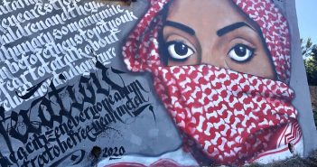Un nou mural pintat a la Mola reivindica el drama dels migrants