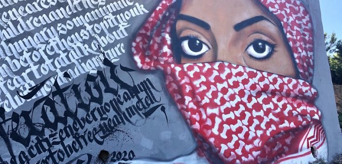 Un nou mural pintat a la Mola reivindica el drama dels migrants