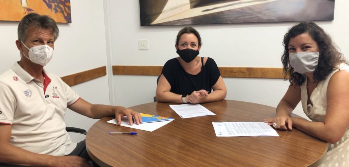 Consell i Club de Surf signen un conveni de col·laboració per 35.000 €