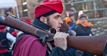 Quan els joves disparaven als peus de ses al·lotes a les Pitiüses