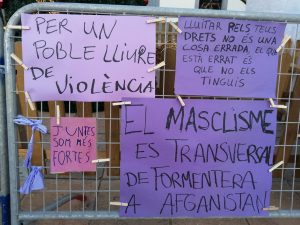 Alguns dels cartells exhibits a la plaça durant el 25 N.