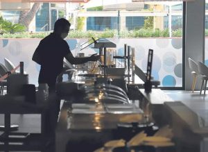 Un treballador a un hotel.