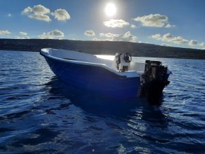 Una barca emprada per la migració irregular localitzada prop des Caló. Arxiu.