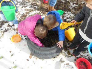 Infants al pati de l'escola.