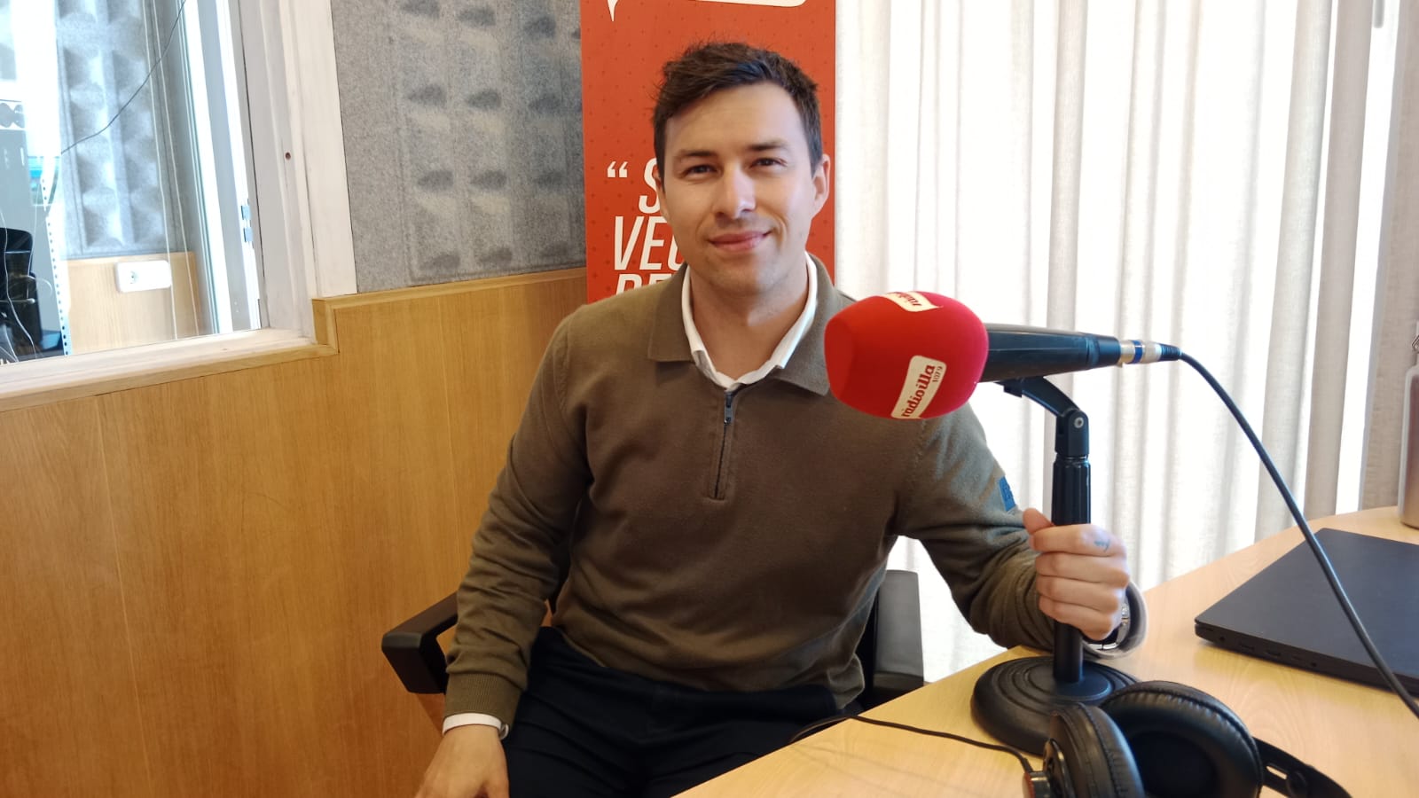 El conseller d'Esports, Hugo Martínez, a Ràdio Illa