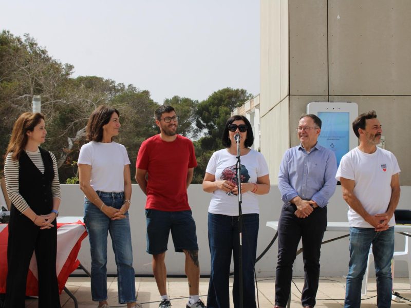 Representants socialistes es dirigeixen als assistents durant la celebració del Dia del Treballador a Formentera