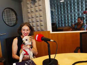 Na Maite Ferrer als estudis de Ràdio Illa amb el seu ca, en Blai.