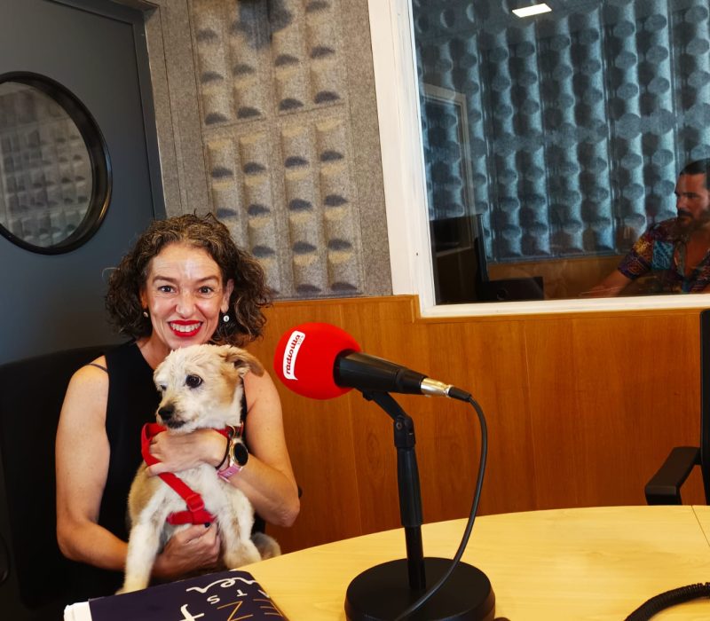 Na Maite Ferrer als estudis de Ràdio Illa amb el seu ca, en Blai.