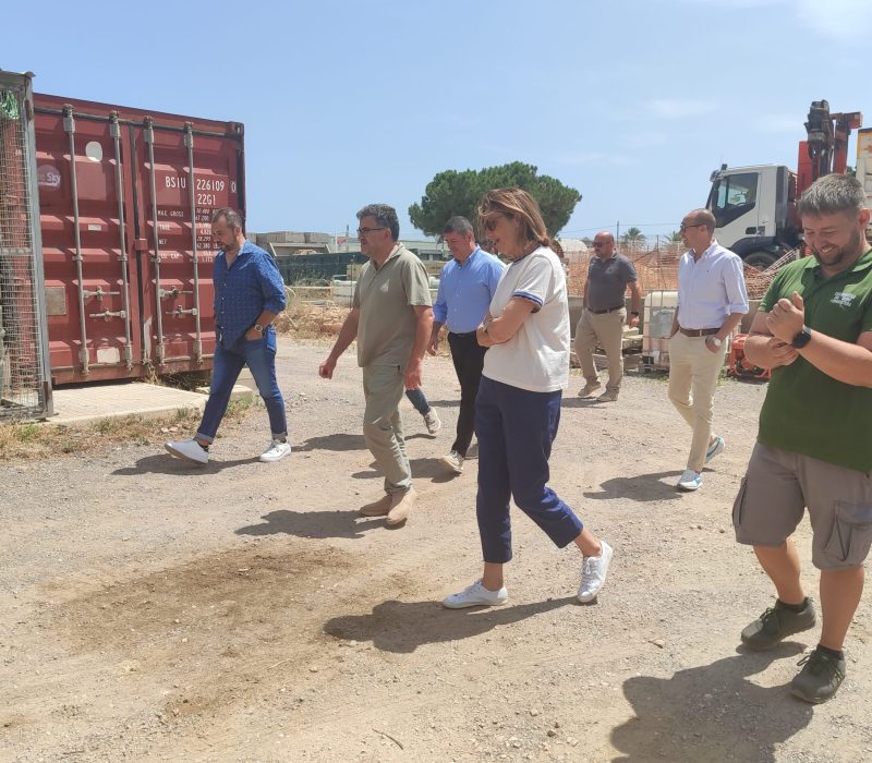 El conseller d’ d’Agricultura, Pesca i Medi Natural, Joan Simonet visitant la Cooperativa del Camp amb els representants del Consell Insular.