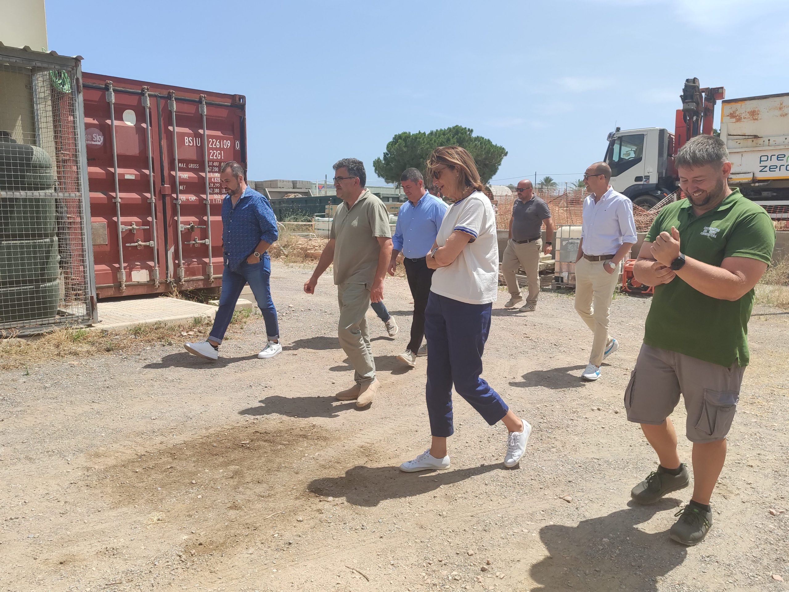 El conseller d’ d’Agricultura, Pesca i Medi Natural, Joan Simonet visitant la Cooperativa del Camp amb els representants del Consell Insular.