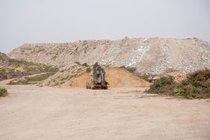 Muntanya de residus d'obra i demolició des Cap.