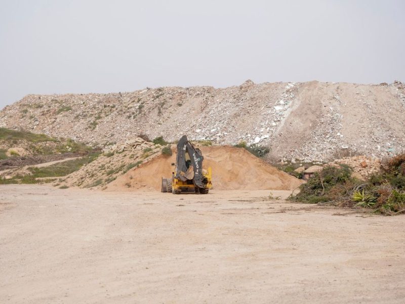 Muntanya de residus d'obra i demolició des Cap.