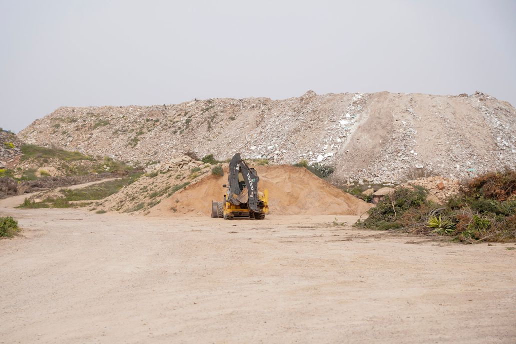 Muntanya de residus d'obra i demolició des Cap.