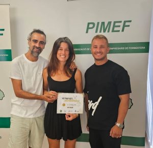 Els propietaris del 190 passos i en Franco Chimirri, president de l'associació ABRO, a l'entrega del premi.