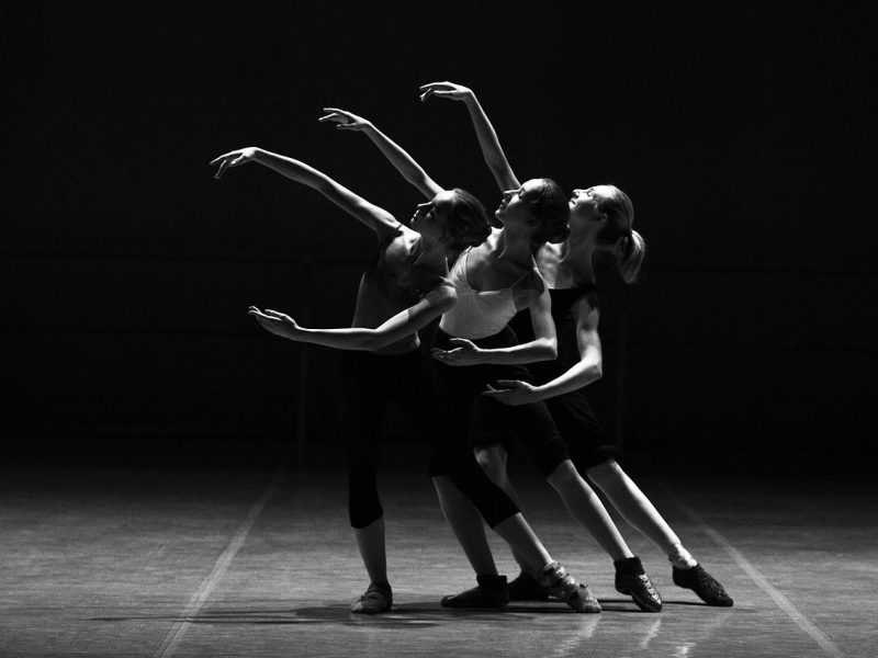Tres ballarines de dansa clàssica.