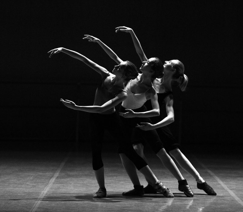 Tres ballarines de dansa clàssica.