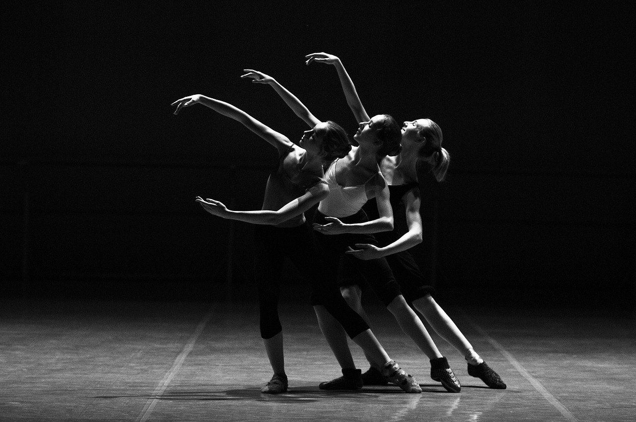 Tres ballarines de dansa clàssica.