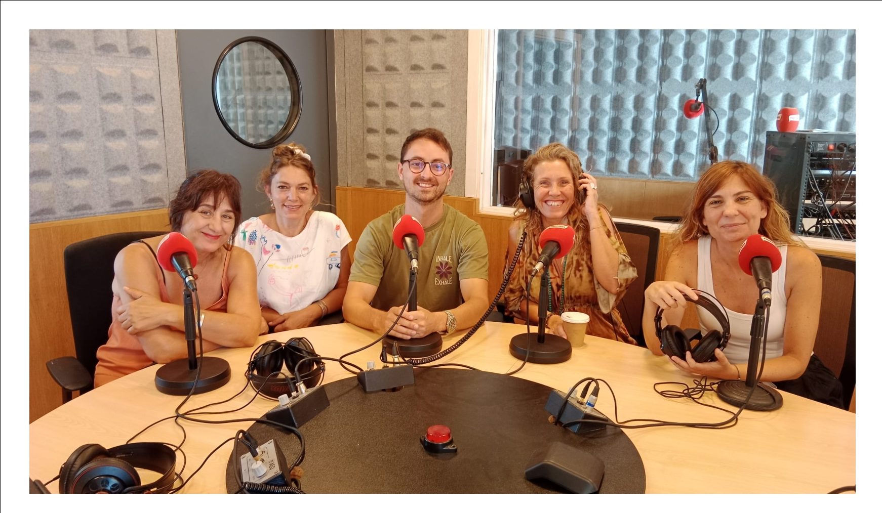 Helena Hurtado, d''Obi', Fabiana Shulz, de 'Coser i Cantar', Artal Mayans, conseller de l'Àrea de Comerç, Ivonne Ruiz, de 'Kavra Formentera' i Lídia Álvarez, de la PIMEF.
