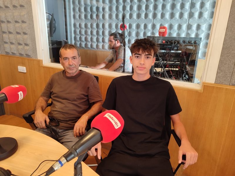 Jaume Escandell pare i Jaume Escandell fill, als estudis de Ràdio Illa.
