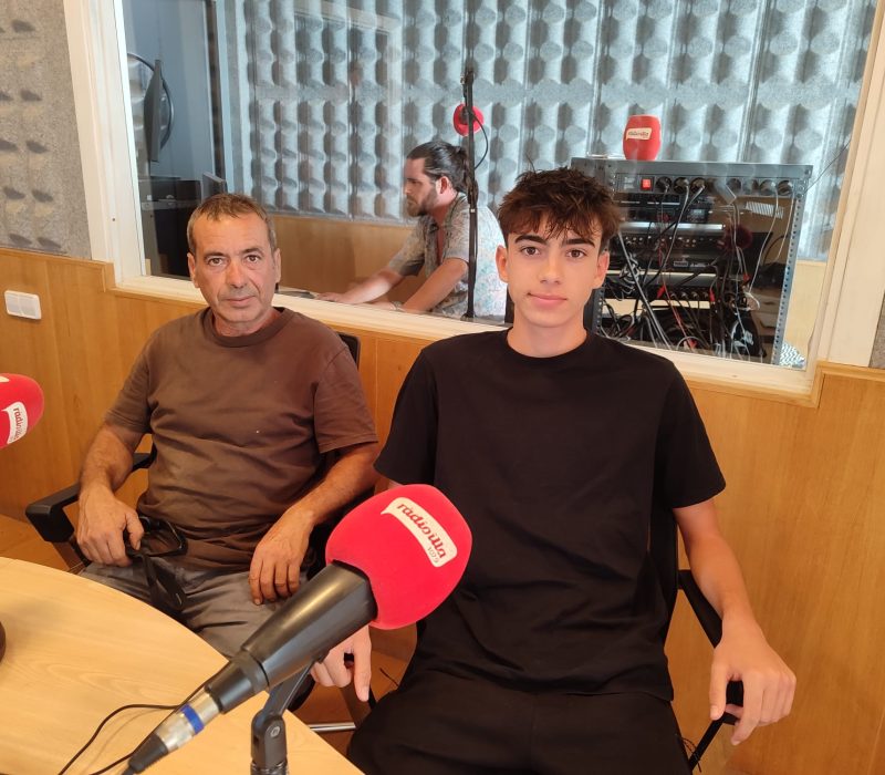 Jaume Escandell pare i Jaume Escandell fill, als estudis de Ràdio Illa.