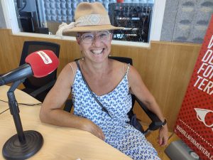 Irina Zadek, fotògrafa, als estudis de Ràdio Illa.