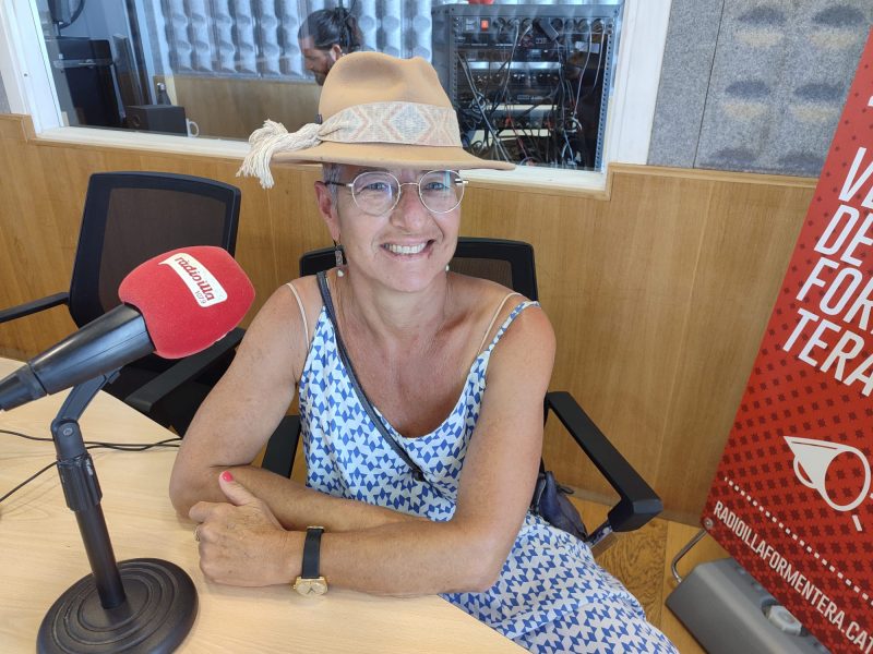 Irina Zadek, fotògrafa, als estudis de Ràdio Illa.