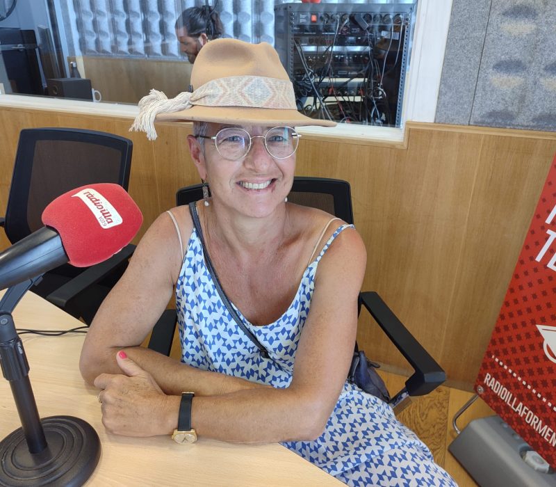 Irina Zadek, fotògrafa, als estudis de Ràdio Illa.