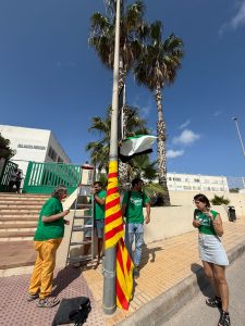Una senyera i una bandera de Palestina a l'entrada del IES Marc Ferrer. 