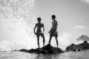 Fotografia realitzada per Jonah Brown de dos homes a la platja.