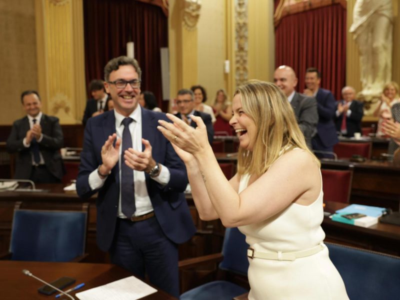 Marga Prohens i Antoni Costa al Parlament de les Illes Balears.