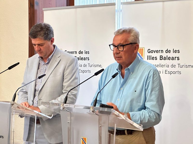 El conseller de Turisme, Cultura i Esports, Jaume Bauzà i el director general de Turisme, Josep Aloy.
