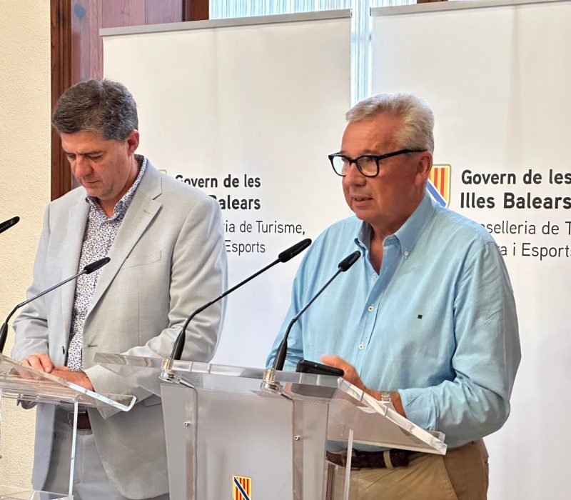 El conseller de Turisme, Cultura i Esports, Jaume Bauzà i el director general de Turisme, Josep Aloy.