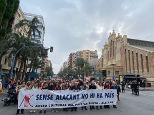 rotestes a Alacant contra el pacte de PP i Vox per reclassificar la ciutat com a "castellanoparlant".